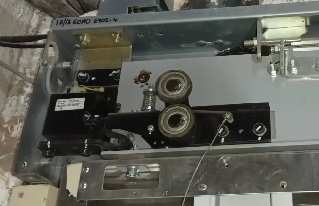 Cross-sectional diagram of a typical elevator door lock assembly.